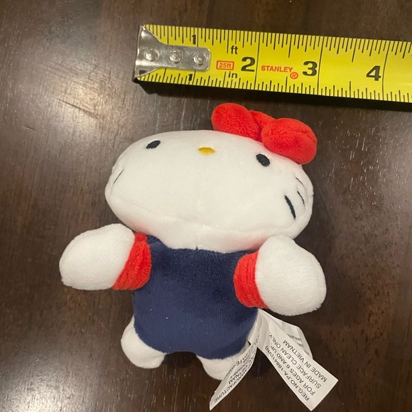 Hello Kitty Plushie - Picture 5 of 5